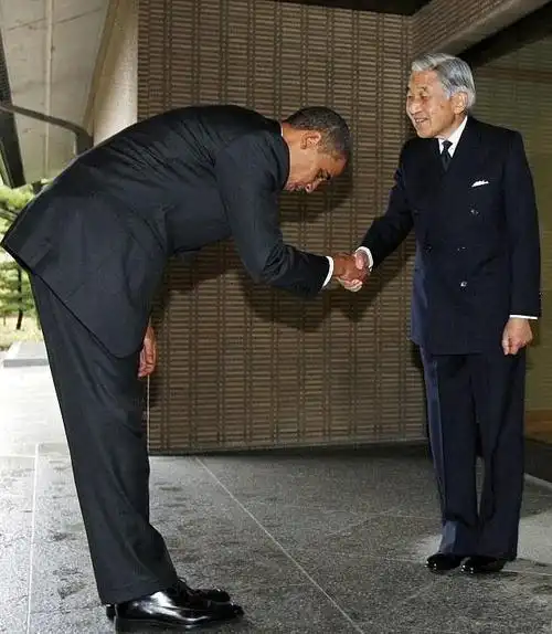 奥巴马的绅士范儿让人服气,这接近90度的鞠躬握手,果然是行了最大的礼