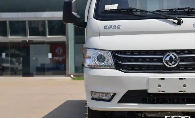 122马力柴油机配双后胎,货厢竟长达4米,详解东风小霸王w17轻卡