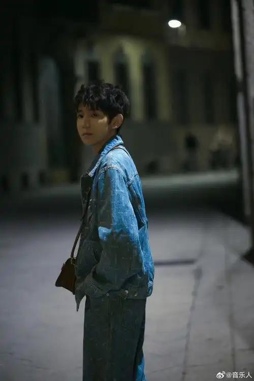 全身印花logo牛仔搭配运动鞋,斜挎棕色背包吸睛,祝看秀顺利啦#王源