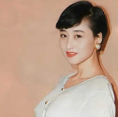 61岁利智罕现身,头发稀疏双颊下垂似老妪,曾被誉为港圈第一美女