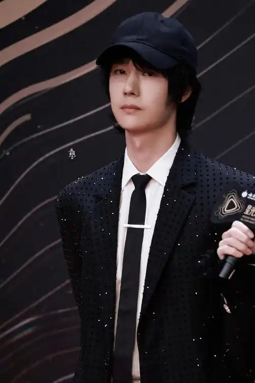 王一博棒球帽卷发##王一博星光大赏