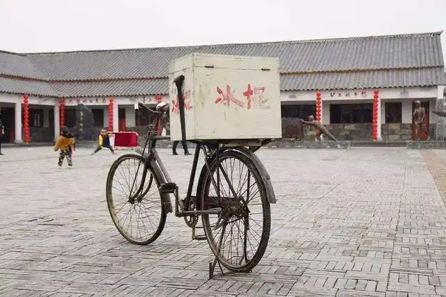 我小的时候,一到夏天,村子里就会来卖冰棒的人,推着一辆自行车一路