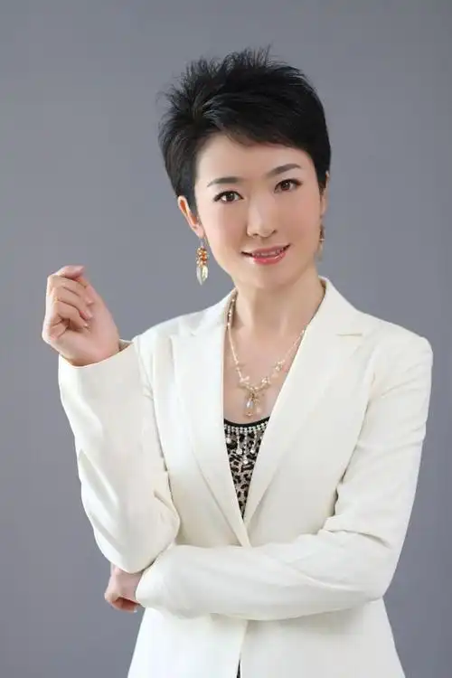 杨晨曦(中国著名独立主持人)_尚可名片