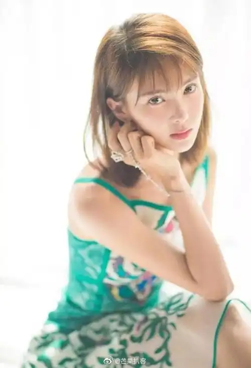 他又晒出新女友,对象疑似是演员周楚濋,两人穿泳装在海滩对视相当甜蜜