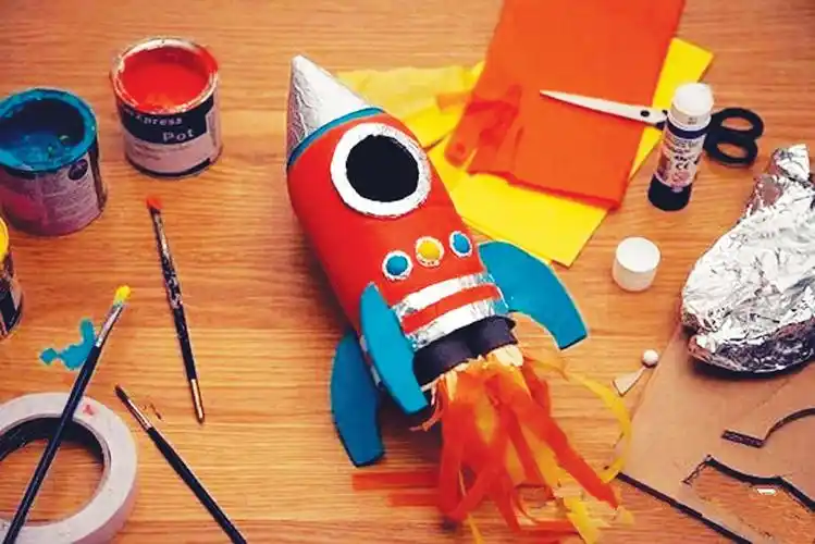 当作尾巴塞进去,用饮料瓶制作的超级好看的航天火箭模型就做好了