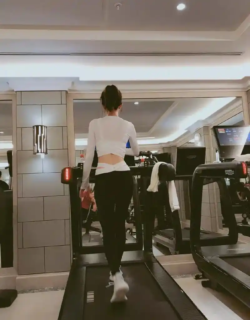 每天她都会在健身房呆上一个小时,从背影能看出秦岚的体型很标准,身材