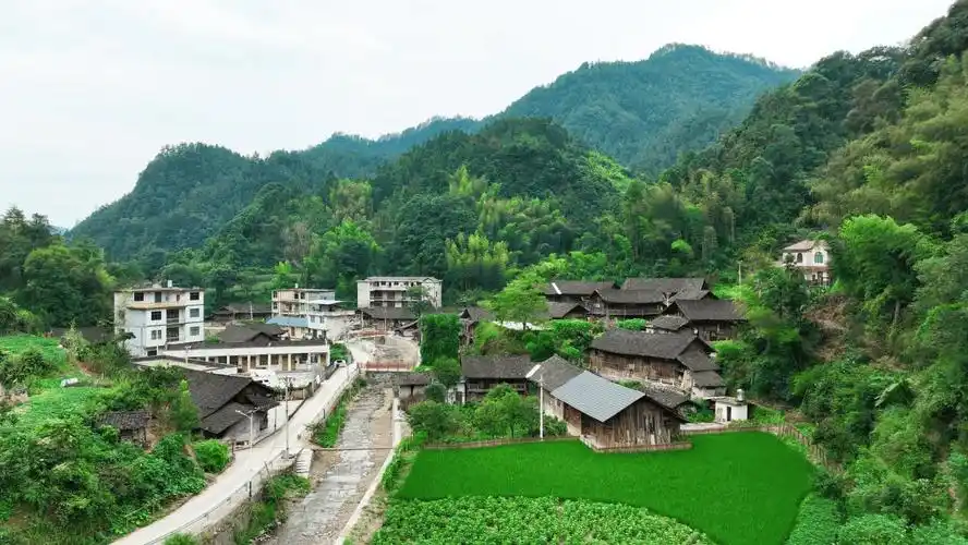 梅家河全长12公里,发源于酉阳土家族苗族自治县酉水河镇,经秀山县大溪