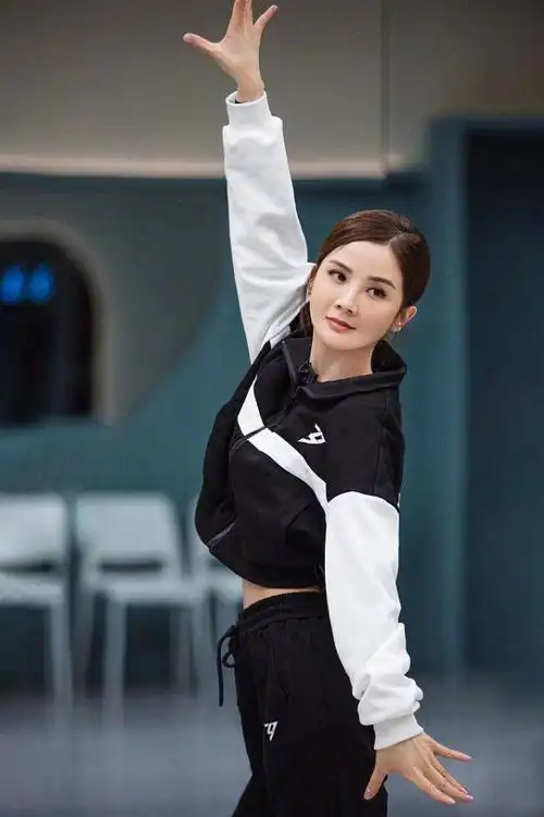 扎低马尾露蛮腰舞姿动人|乘风破浪第三季|运动服|阿sa_手机网易网