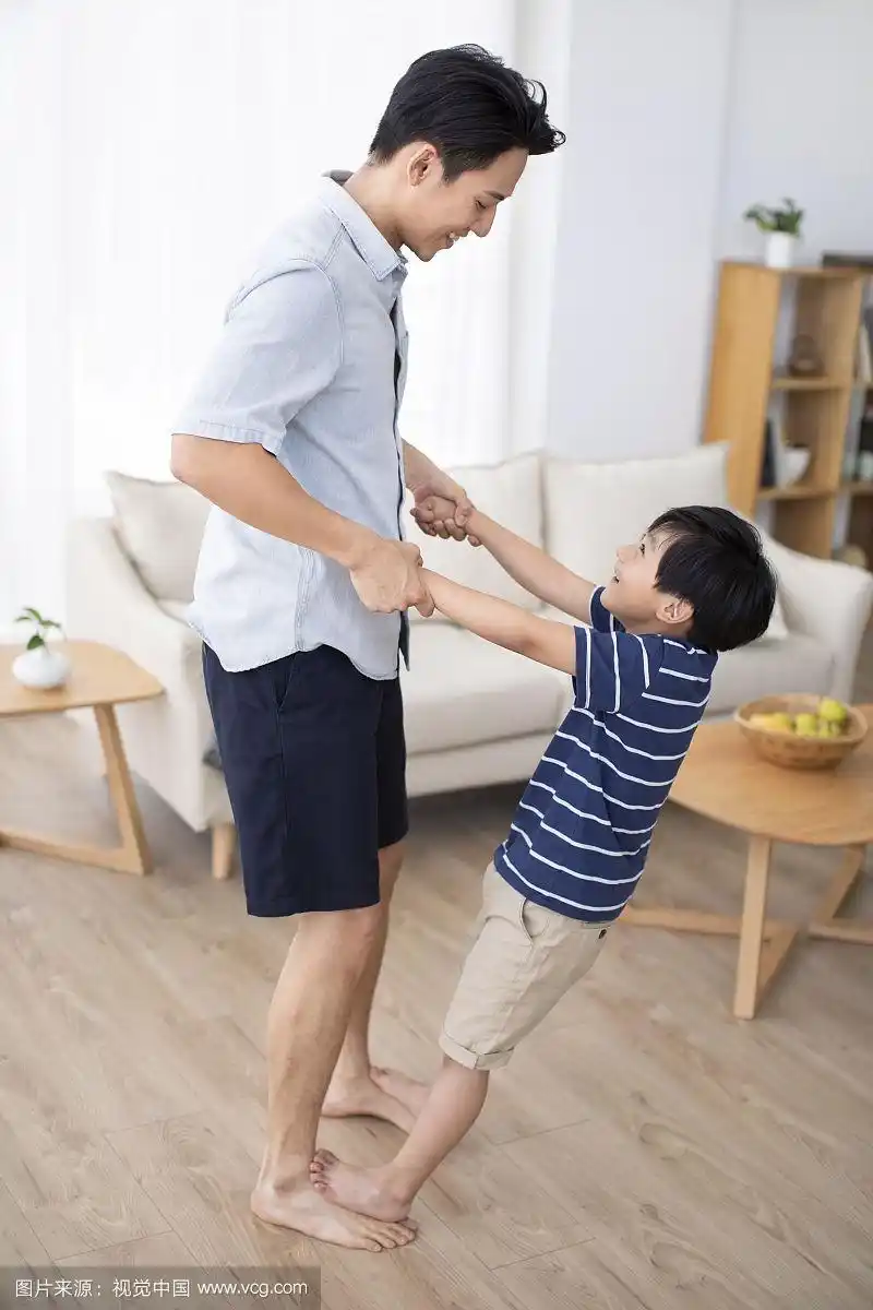 父子俩在客厅玩耍