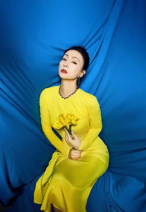 陶虹穿柠檬黄裙秀完美曲线婀娜多姿