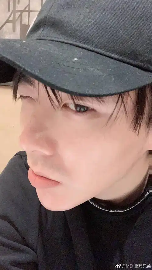 刘宇宁更新微博一则 摩登兄弟间丑照大pk