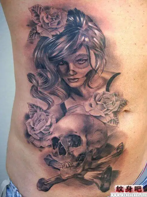 男人腹部黑白骷髅纹身作品