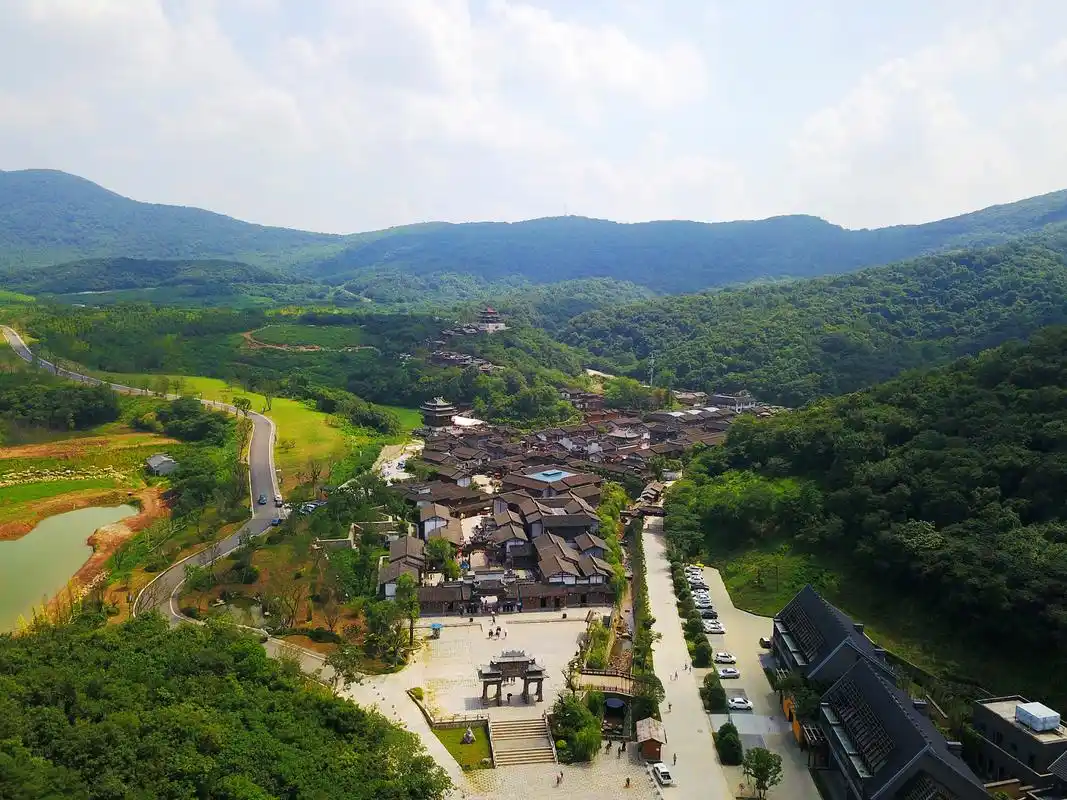 宝华山国家森林公园位于句容市以北,处于312国道南侧,沪宁高速公路以