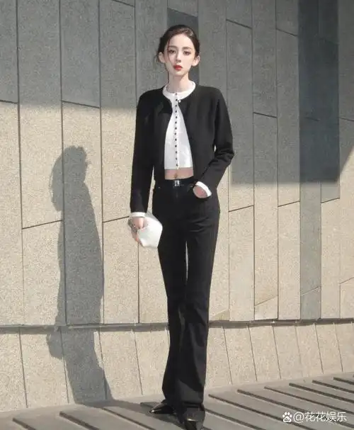 古力娜扎盘气质头发,身穿白色打底叠加黑色外套 喇叭裤,真时尚显气质