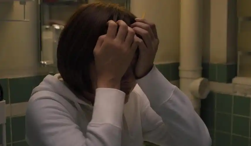 苏筱再也崩不住,急急忙忙冲向了洗手间,她想哭,却强忍着不哭.