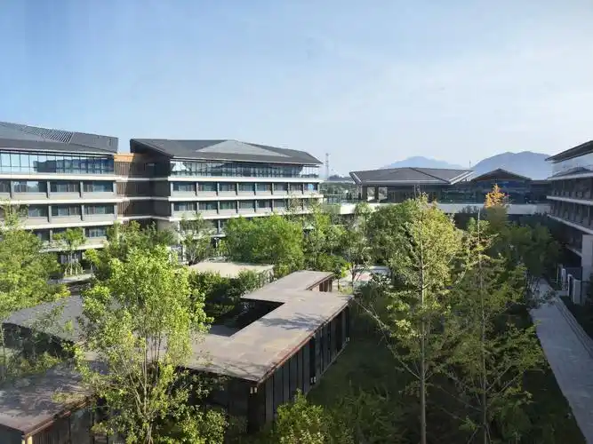 金海湖维景,那么大的酒店竟然只有地下停车场,园区不错,房间有些普通