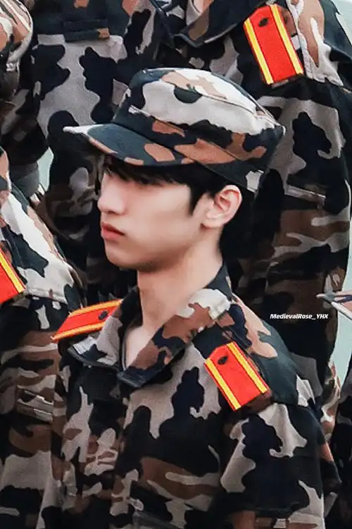 严浩翔军训踢正步饭拍照