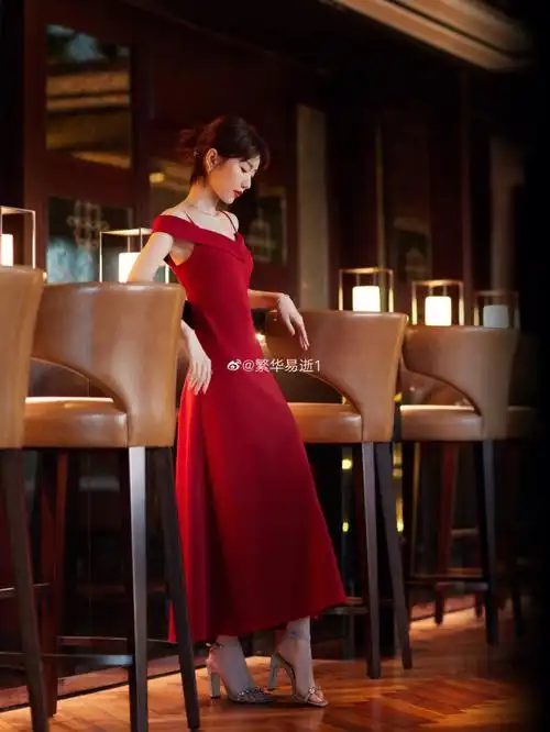 毛晓彤礼服高跟鞋