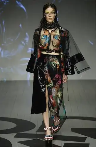 错过了伦敦时装周透明雨衣不要紧半透明薄纱或许更适合你