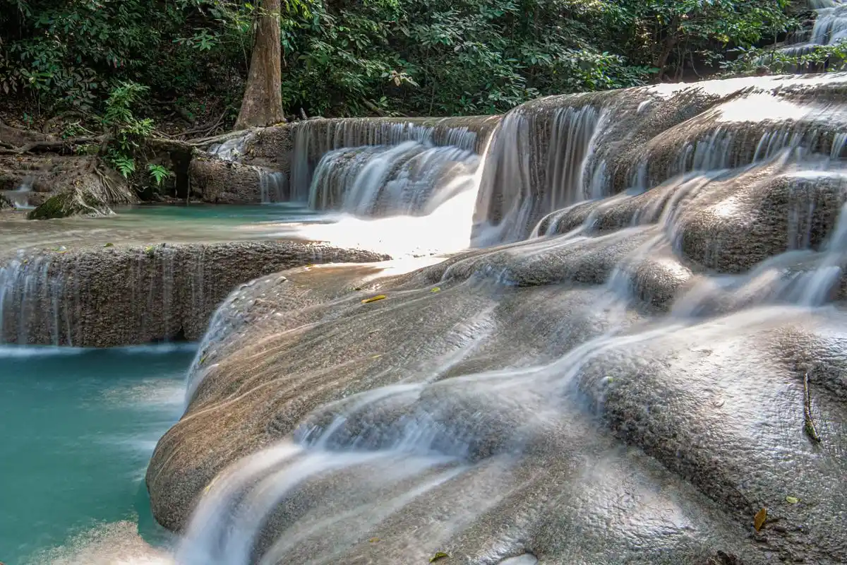 陡坡塘瀑布位于贵州省黄果树瀑布上游1公里处,瀑顶宽105米,高21米,是