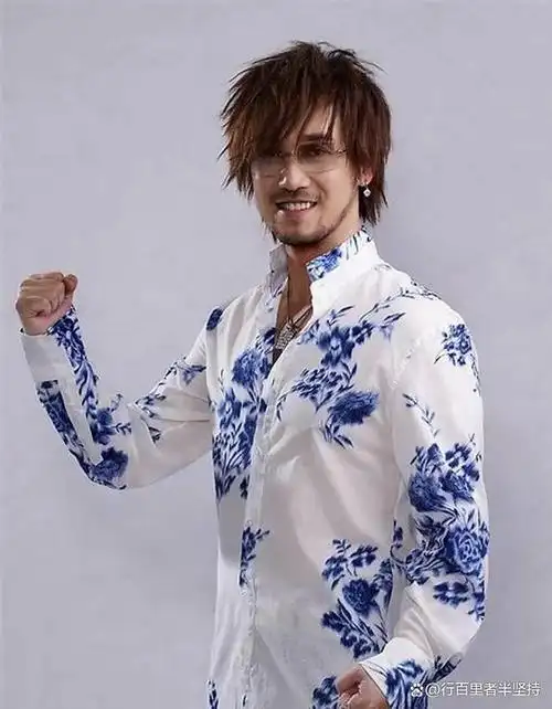 情歌教父周传雄当年他因病退出乐坛如今归来乐坛却病了