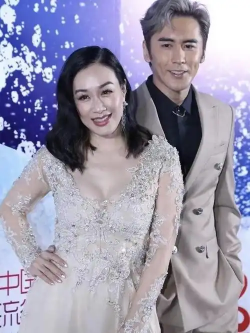 钟丽缇和张伦硕合体现身穿裸色长裙性感妩媚老公穿得帅气时髦