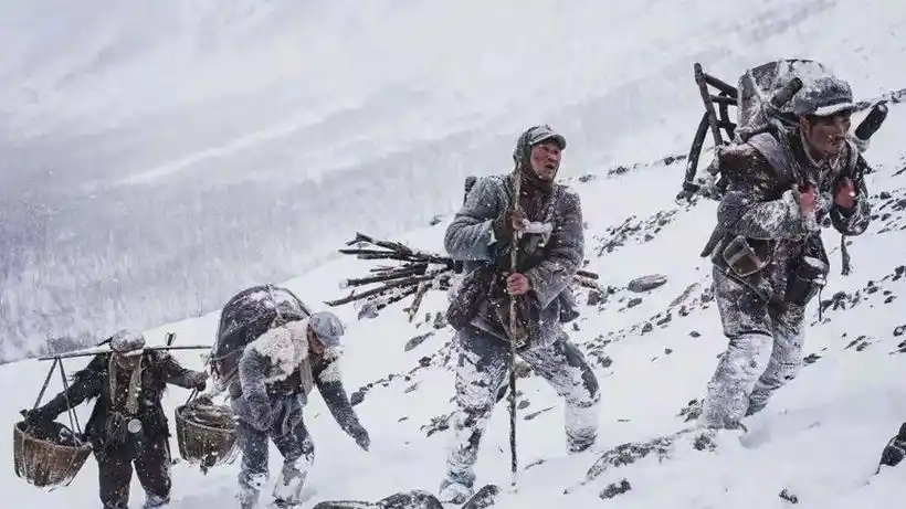 红军翻越雪山,战士被大雪掩埋,手中死死握着党员证-影视综视频-搜狐