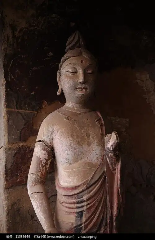 麦积山石窟彩绘佛像半身像