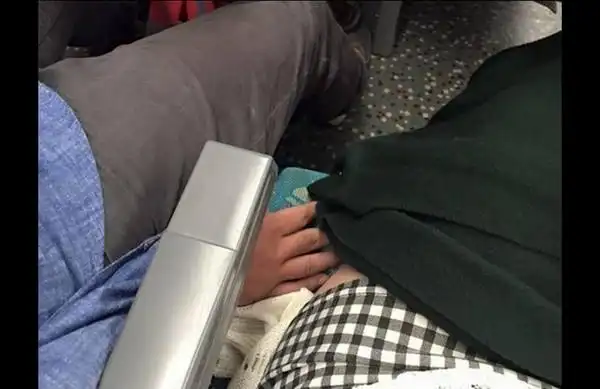 穿短裙围巾遮腿仍被摸 网路正妹肉搜 报警揪高铁狼 | etfashion时尚云