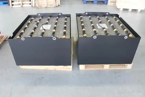 蓄电池的故障一般有:极板硫化,反极,极板的腐蚀,弯曲和断裂,蓄电池