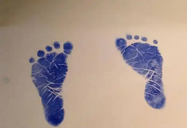 新生儿出生后医院为何留脚印不留手印原因有三点父母应知道