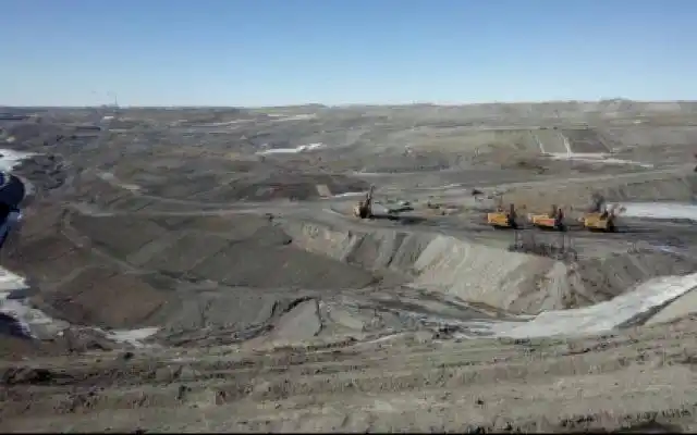 图为扎赉诺尔露天矿修复前一角