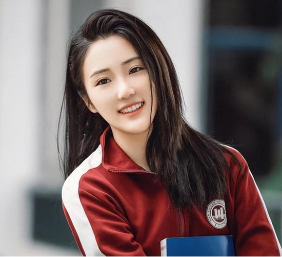 张可盈作为张凯丽之女,演艺事业资源丰富,参与多部影视剧