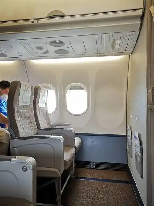 用积分兑换更划算!打卡一二三航空初号机,国内小飞机体验如何?_机场