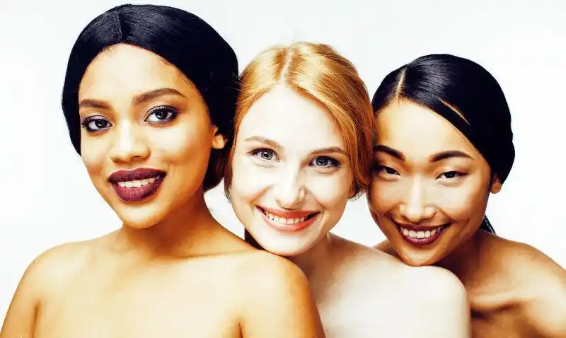 三个不同肤色的女人