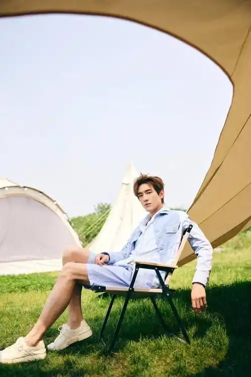 被赵丽颖辟谣恋情后,林更新晒照阳光帅气,表情严肃似有心事