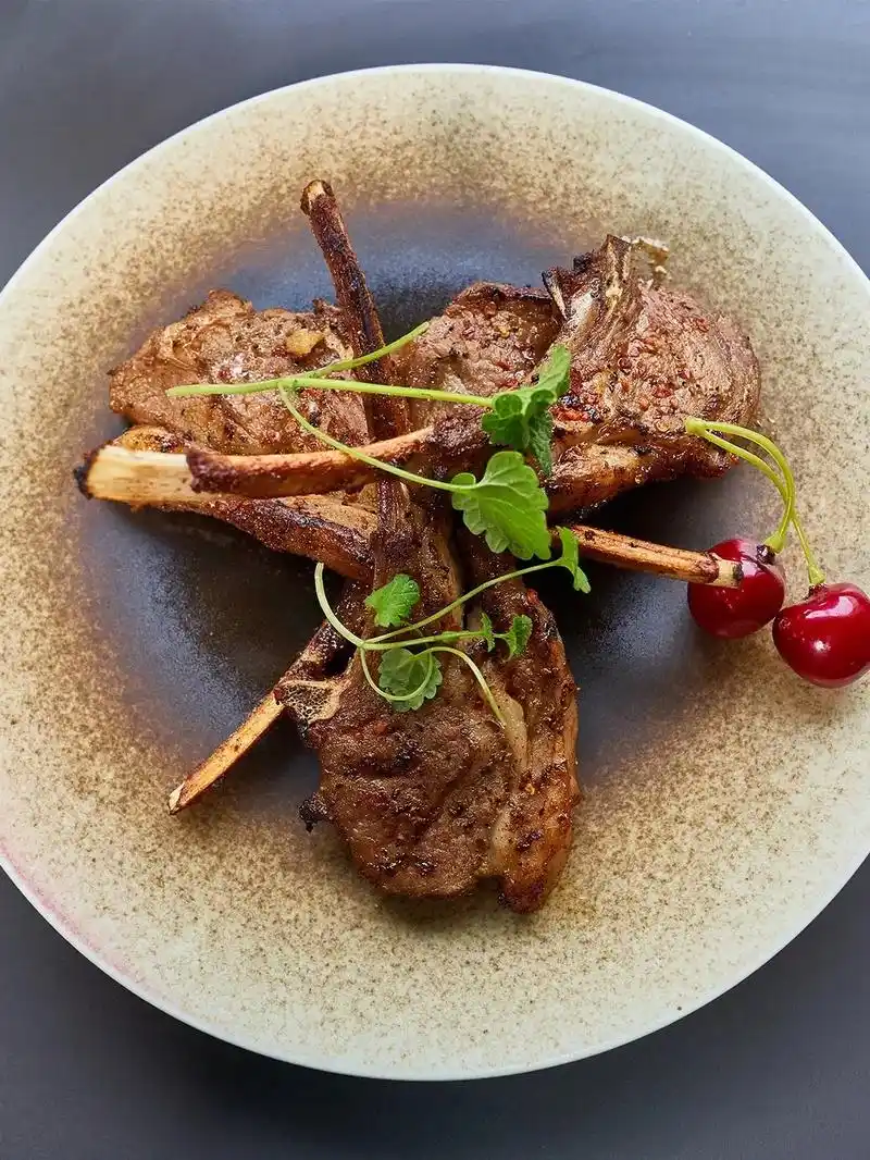 今天给大家分享一道外酥里嫩的法式烤羊排. 羊排清 - 抖音