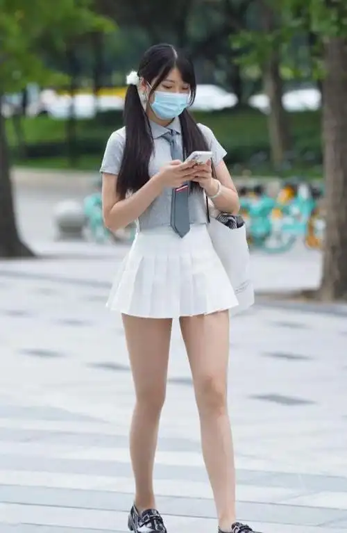 同样都是小短裙穿百褶裙的姑娘是甜美穿包臀裙的女生是性感