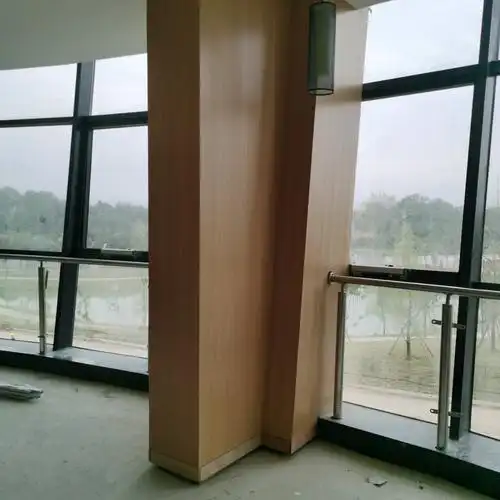 简阳机场∪形柱木饰面侧面