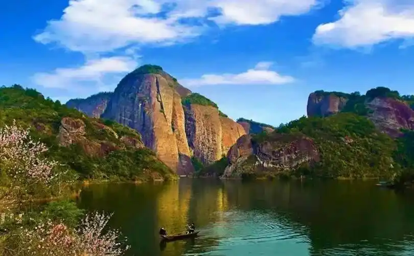 上,说实话,我觉得这不是好的计划,长期在路上,多美的风景也会审美疲劳