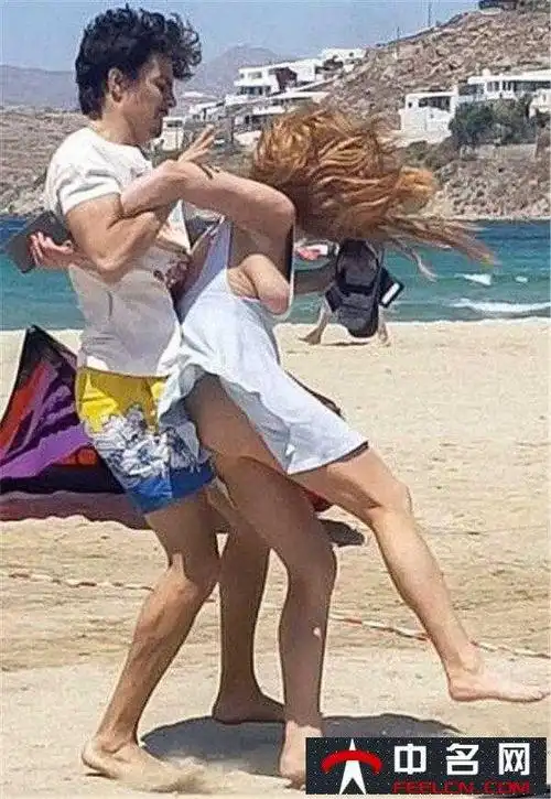 林赛罗韩与未婚夫伊格厮打 衣服脱落奶子掉了