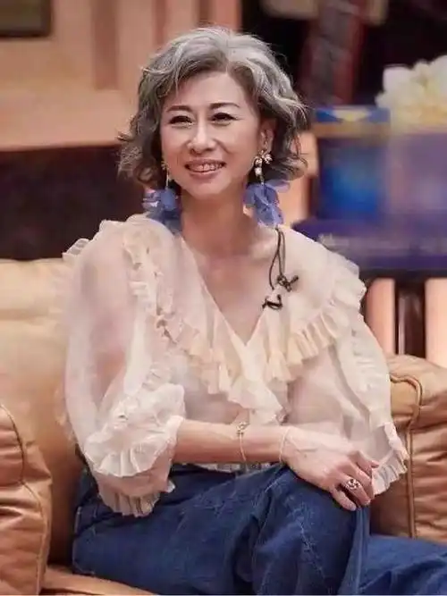 叶倩文逛成都动物园素颜自然没有装白头发不染皱纹也真实