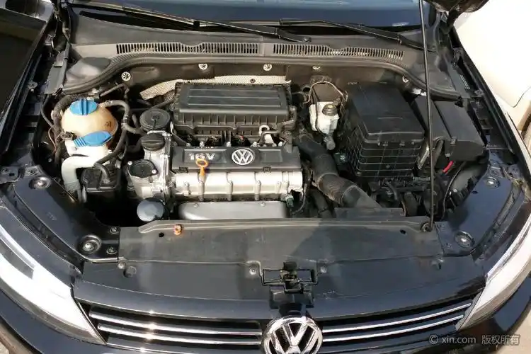 大众速腾发动机舱