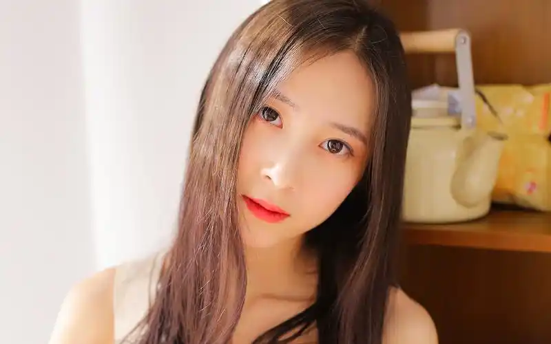 甜美背带裤美女高清图片桌面壁纸