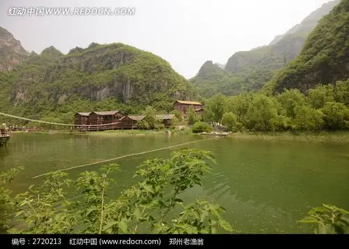 青山绿水间的房屋高清图片下载_红动中国