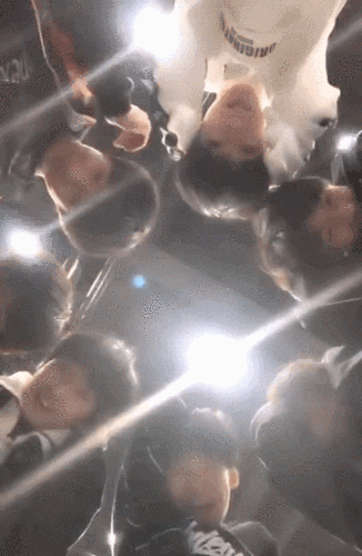 时代少年团是由马嘉祺,丁程鑫,宋亚轩,刘耀文,张真源,严浩翔,贺峻霖七