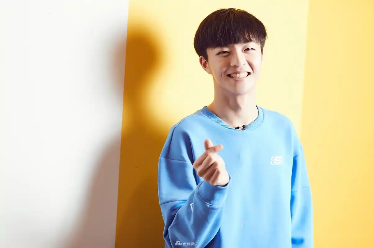 陈立农装酷耍帅表情冷峻 笑起来暖心迷人秒变邻家大哥哥