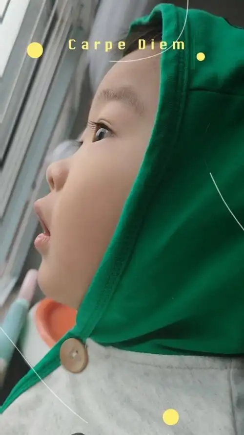 专注看下雪的宝宝太可爱了,嘴里还念叨,下毛毛了05超喜欢这个侧脸的