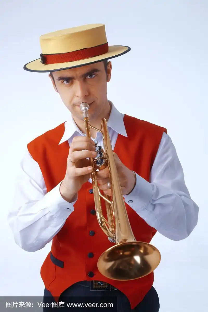 一个男人吹小号的特写照片