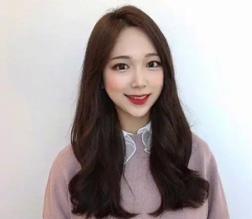 女生韩式偏分中长烫发发型